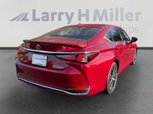 Used 2024 Lexus ES 300h w/ Premium Package image 5