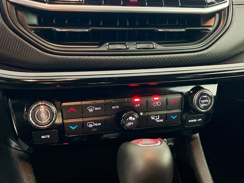 Used 2025 Jeep Compass Latitude w/ Convenience Group AWD/4WD image 27