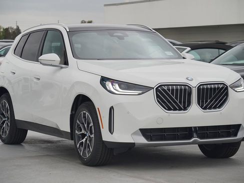 Used 2025 BMW X3 xDrive30i w/ Premium Package image 3