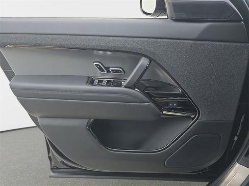 Certified 2025 Land Rover Range Rover Sport Dynamic SE image 28