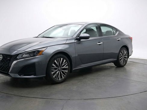 Used 2025 Nissan Altima 2.5 SV image 3