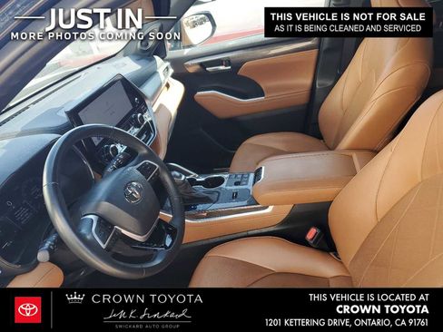 Used 2024 Toyota Highlander Platinum FWD image 4