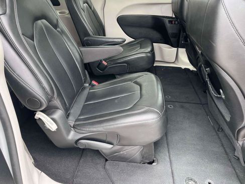 Used 2024 Chrysler Pacifica Touring-L FWD image 22