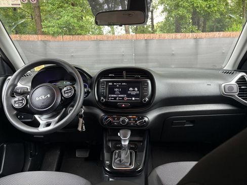 Used 2025 Kia Soul LX w/ LX Technology Package FWD image 31