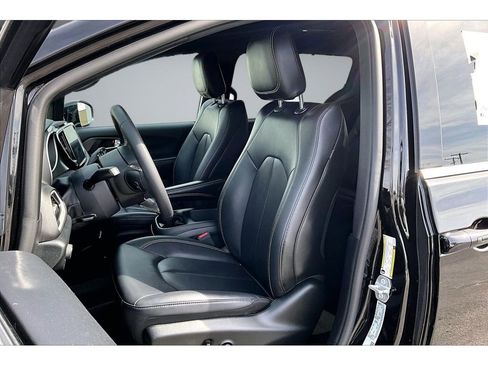 Certified 2025 Chrysler Pacifica Select image 21