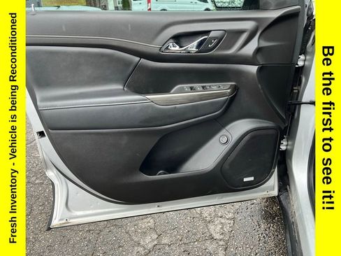 Used 2019 GMC Acadia SLT w/ LPO, Black Accent Package AWD/4WD image 10