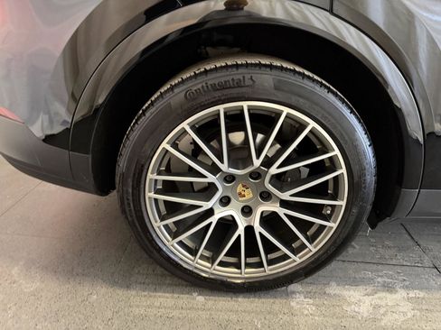 Used 2023 Porsche Cayenne Platinum Edition image 12