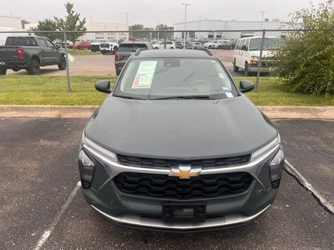 Used 2025 Chevrolet Trax LT FWD image 2