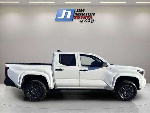 Used 2025 Toyota Tacoma SR image 4