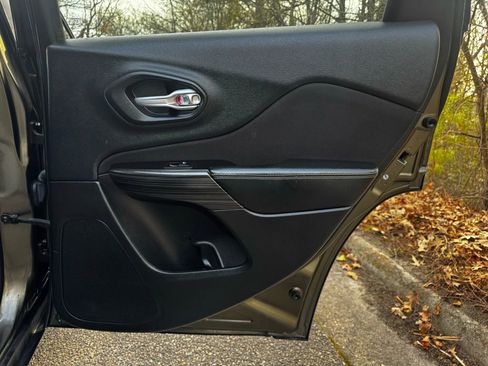 Used 2015 Jeep Cherokee Latitude w/ Comfort/Convenience Group image 12