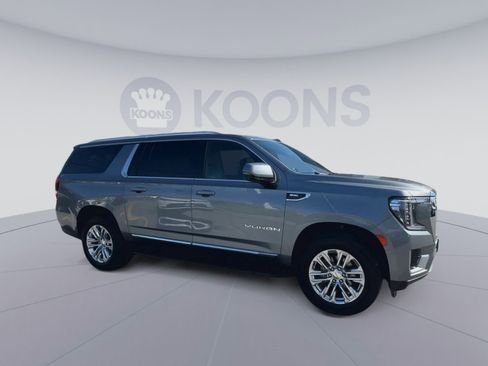 Used 2022 GMC Yukon XL SLT w/ SLT Premium Package image 2