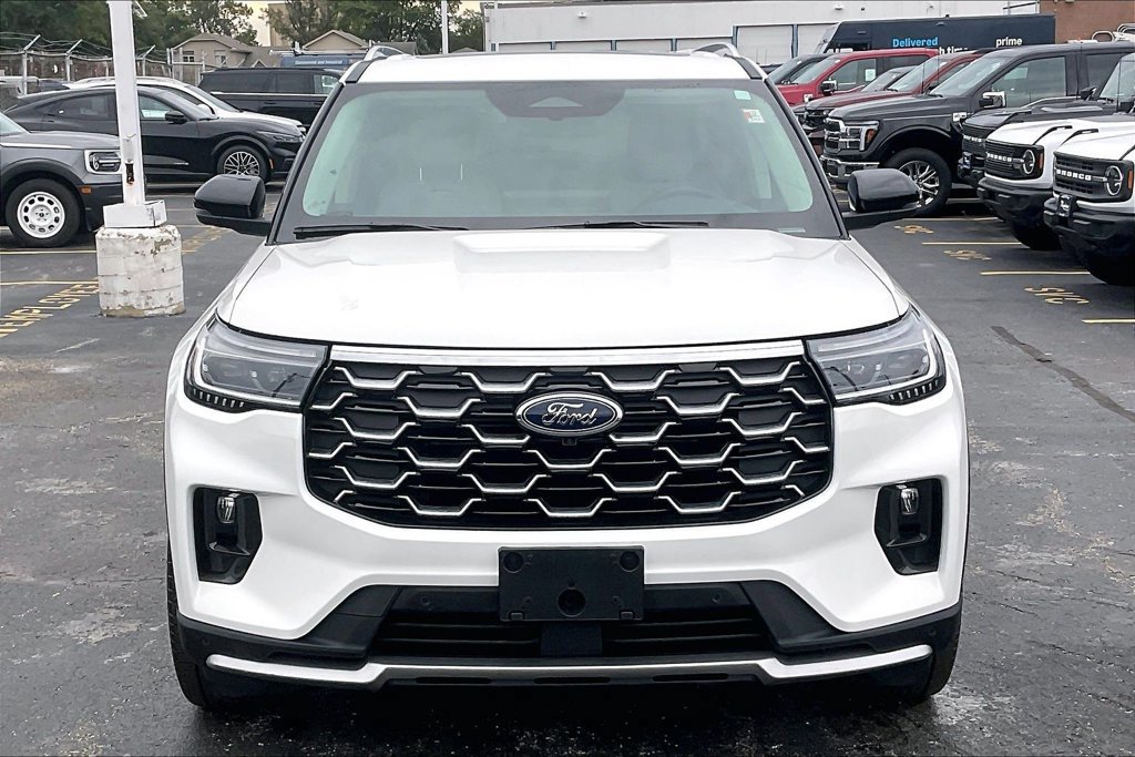 Used 2025 Ford Explorer Platinum w/ Ultimate Package AWD/4WD image 2