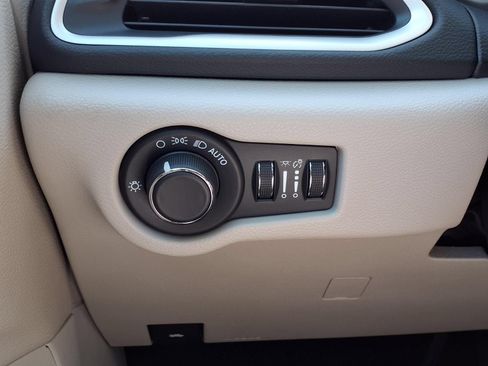 Used 2023 Chrysler Voyager LX FWD image 22