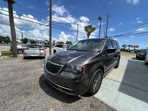 Used 2015 Chrysler Town & Country S FWD image 2