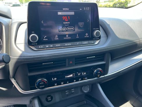 Used 2025 Nissan Rogue SV FWD image 17