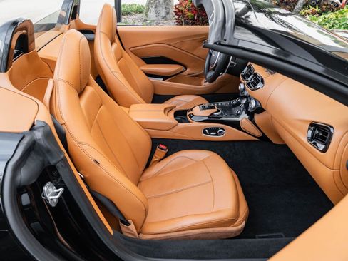 Used 2021 Aston Martin V8 Vantage Roadster image 21