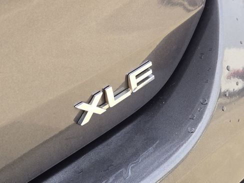 Used 2021 Toyota Highlander XLE FWD image 13