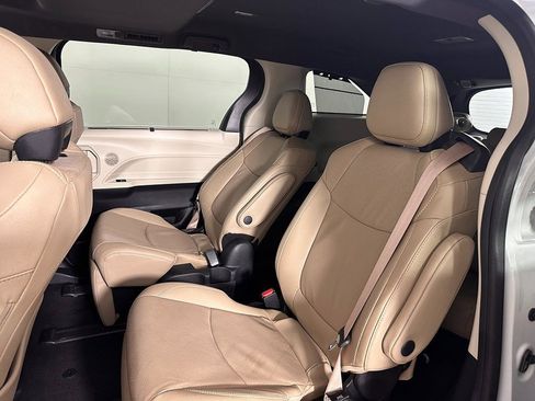 Used 2024 Toyota Sienna Limited FWD image 31