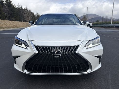 Used 2025 Lexus ES 300h w/ Technology Package image 2