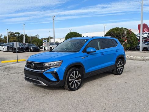 Certified 2022 Volkswagen Taos SE image 2