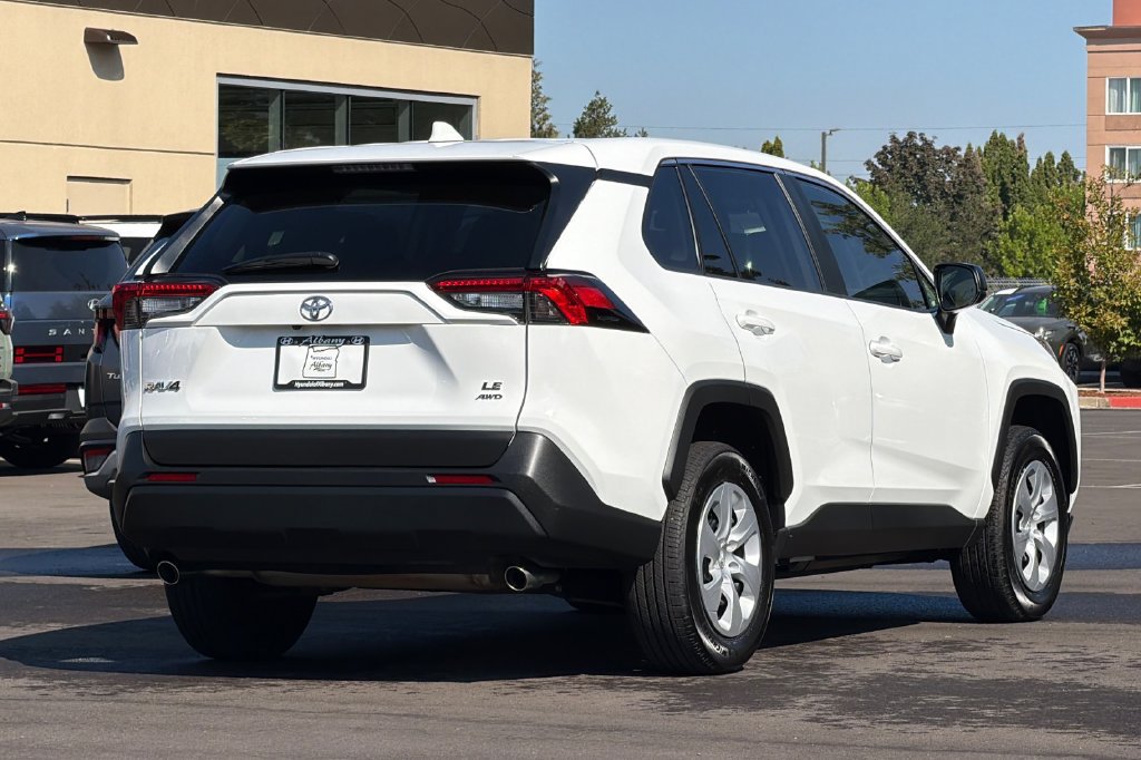 Used 2025 Toyota RAV4 LE AWD/4WD image 4