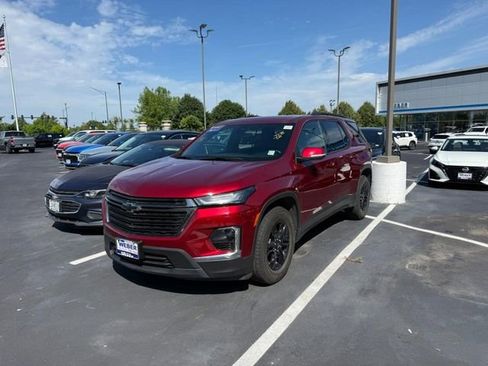 Used 2023 Chevrolet Traverse LT FWD image 2