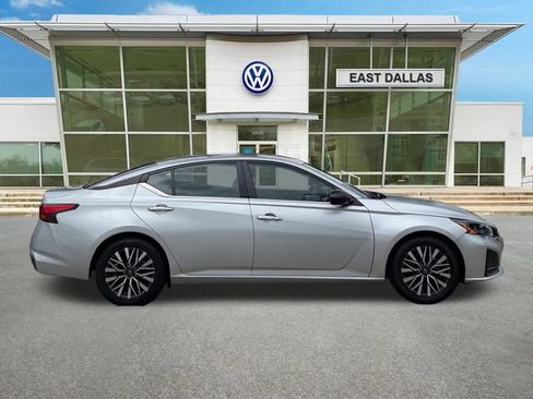 Used 2024 Nissan Altima 2.5 SV FWD image 2
