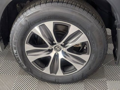 Used 2024 Toyota Highlander XLE AWD/4WD image 8
