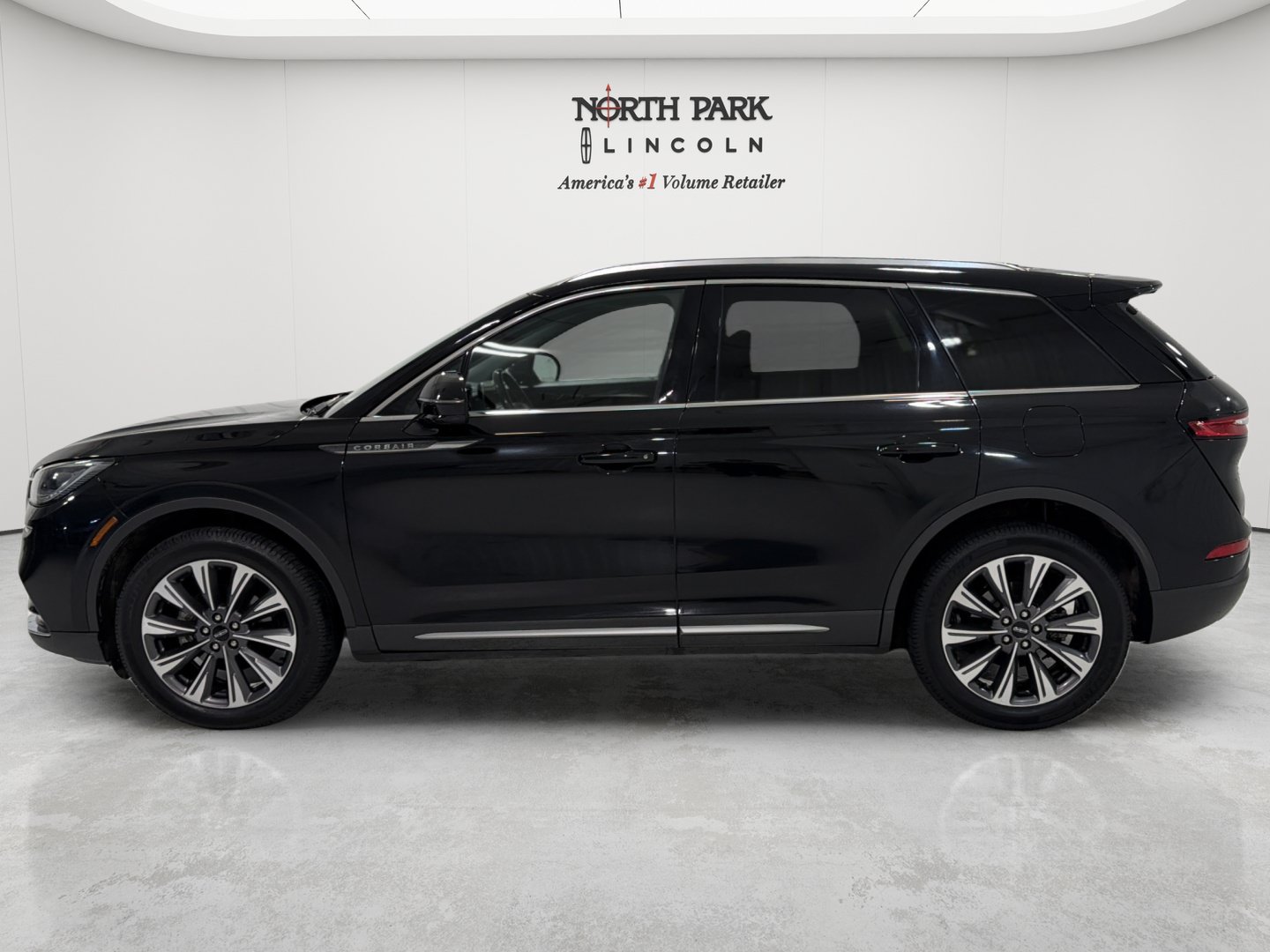 Used 2020 Lincoln Corsair Reserve w/ Elements Package FWD image 2