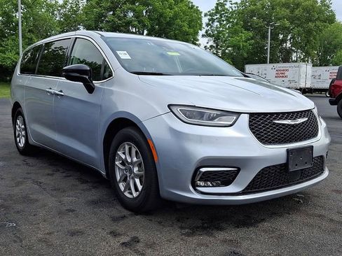 Used 2024 Chrysler Pacifica Touring-L FWD image 1