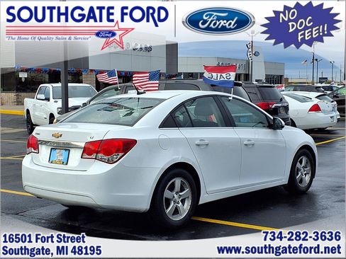 Used 2014 Chevrolet Cruze LT image 2