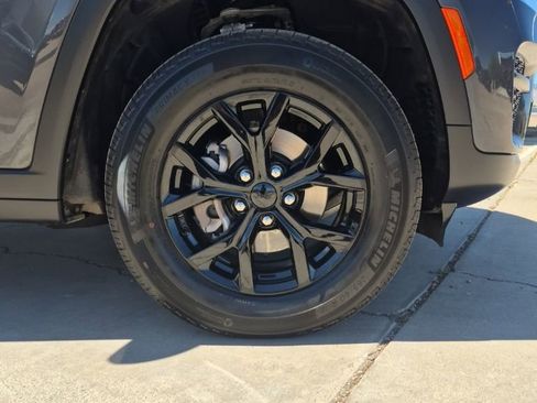 Used 2025 Jeep Grand Cherokee Altitude image 11