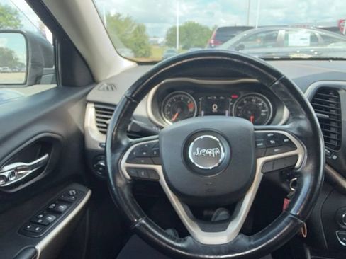 Used 2018 Jeep Cherokee Latitude w/ Altitude Package FWD image 7