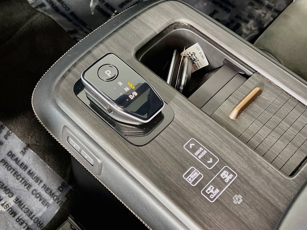 Used 2024 Nissan Ariya AWD image 16