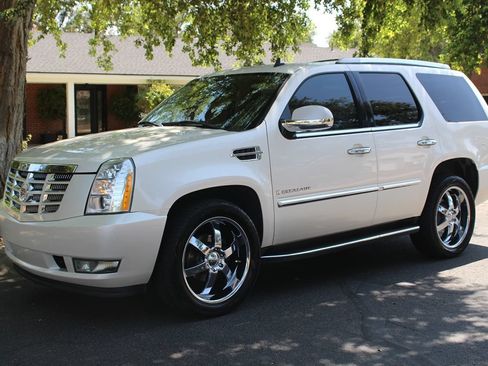 Used 2007 Cadillac Escalade AWD w/ Information Package image 38