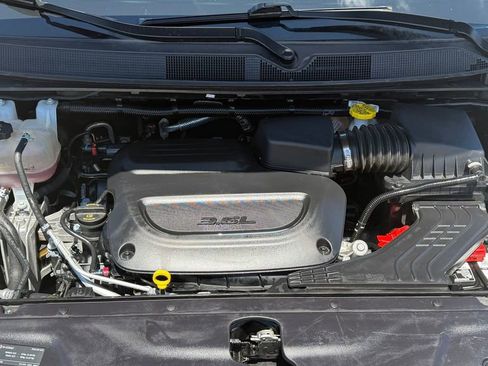 Certified 2023 Chrysler Pacifica Touring-L FWD image 11