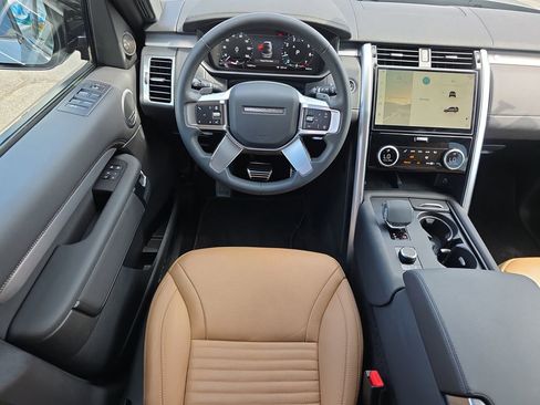 Used 2024 Land Rover Discovery Dynamic SE AWD/4WD image 12