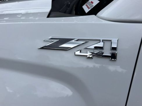 Used 2018 GMC Sierra 1500 SLT w/ SLT Preferred Package AWD/4WD image 9