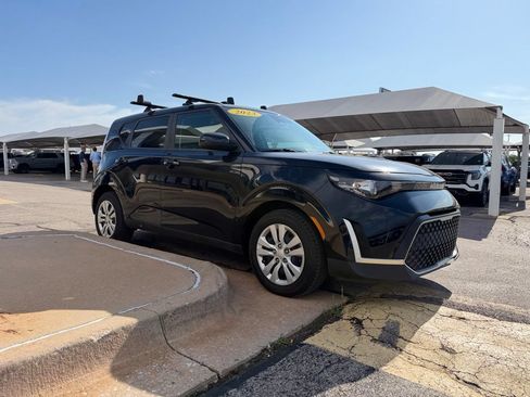 Used 2023 Kia Soul LX FWD image 3