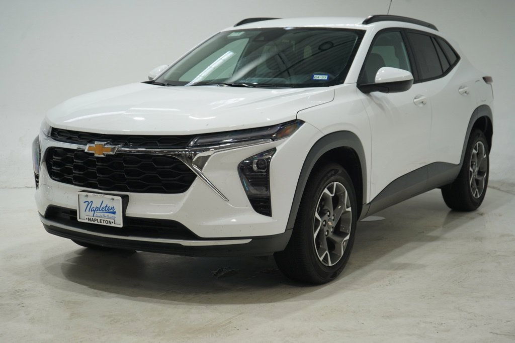 Used 2025 Chevrolet Trax LT FWD image 3
