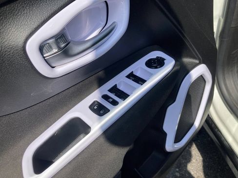 Used 2016 Jeep Renegade Latitude AWD/4WD image 14