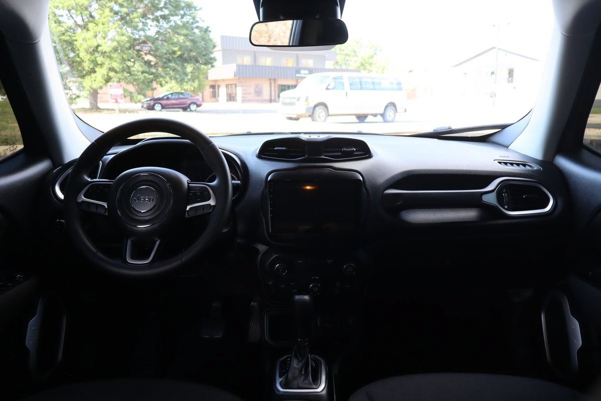 Used 2018 Jeep Renegade Latitude FWD image 16