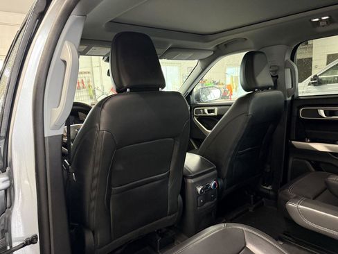 Used 2022 Ford Explorer XLT w/ Equipment Group 202A image 11
