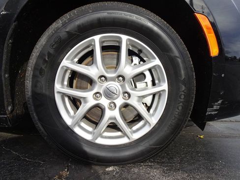 Used 2024 Chrysler Voyager LX image 10