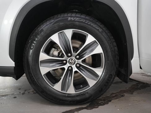 Used 2024 Toyota Highlander XLE AWD/4WD image 32