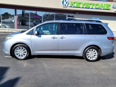 Used 2017 Toyota Sienna XLE w/ XLE Navigation Package image 8