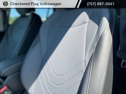 Used 2025 Volkswagen Tiguan SE FWD image 18
