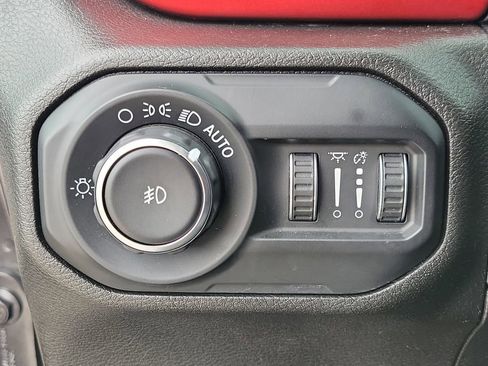 Used 2020 Jeep Wrangler Unlimited Sahara w/ Dual Top Group AWD/4WD image 19
