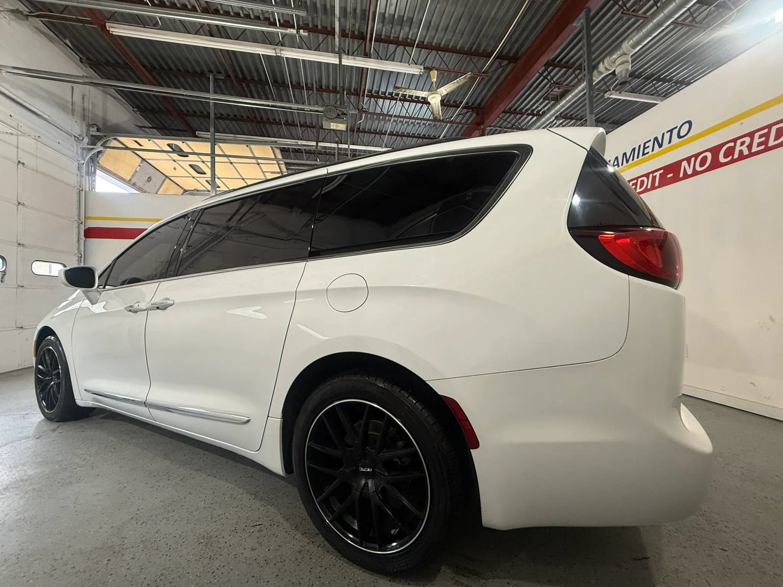 Used 2018 Chrysler Pacifica Touring-L FWD image 10