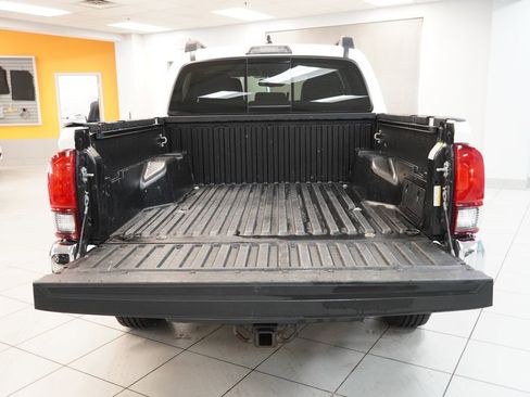 Used 2021 Toyota Tacoma SR5 AWD/4WD image 9